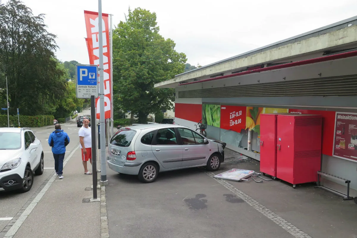 Binningen BL - Personenwagenlenker kollidiert mit Schaufenster