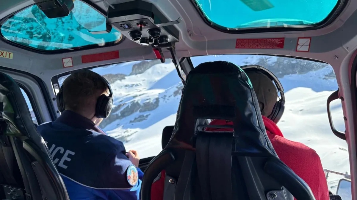 Ein Rettungshubschrauber der Air Zermatt fliegt über die Alpen, um bei einem Bergunfall Hilfe zu leisten.