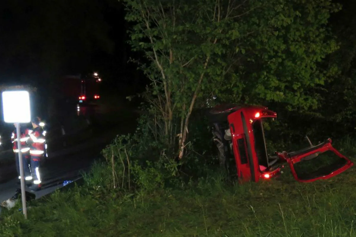 Bergdietikon AG - In Kurve von der Strasse geraten 