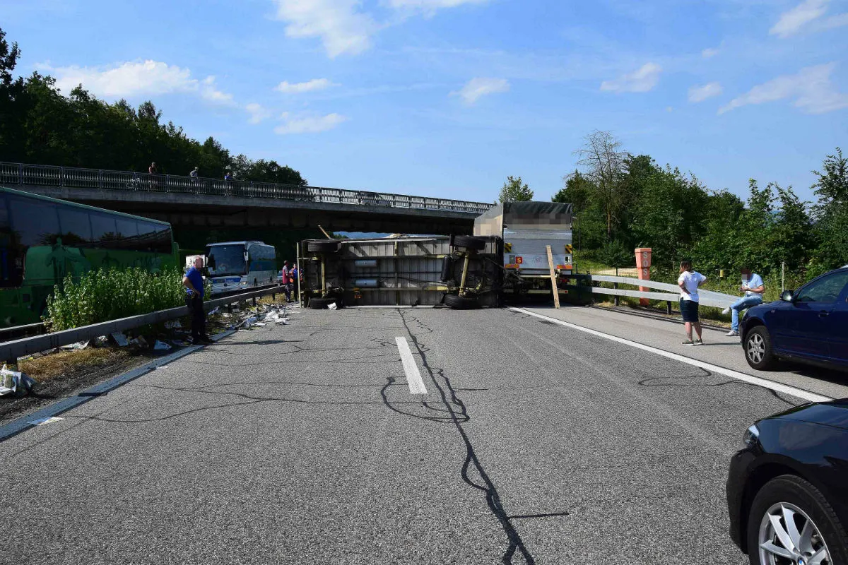 A1/Subingen SO - Lastwagenanhänger umgekippt