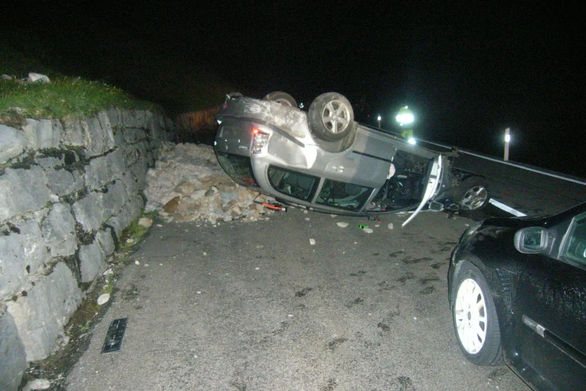 Unterschächen UR – Auto nach Unfall auf Dach gelandet