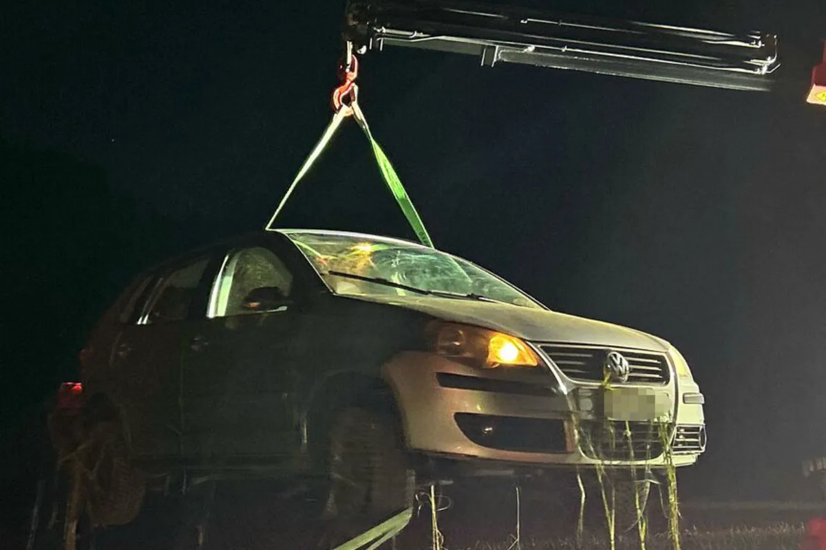 Auto bleibt nach Unfall in Schöftland AG im Wiesland liegen 
