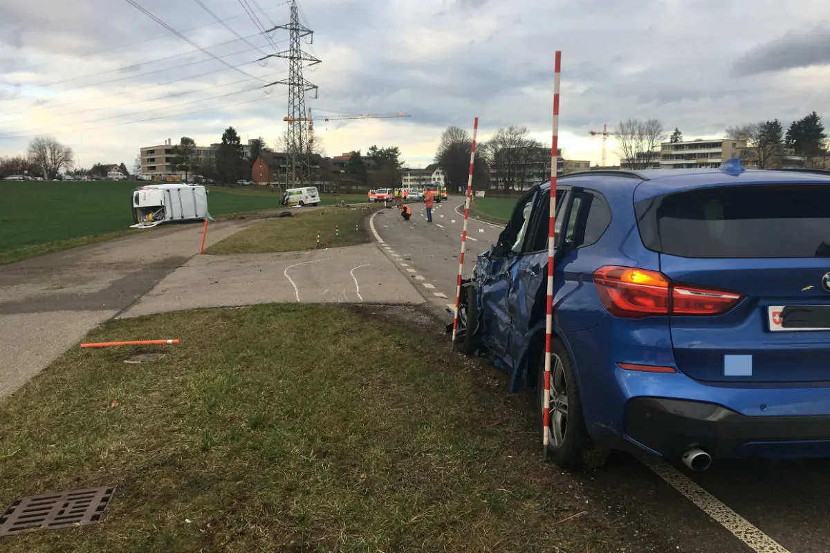 Dübendorf ZH - Kollision zwischen drei Fahrzeugen fordert mehrere Verletzte - Zeugenaufruf