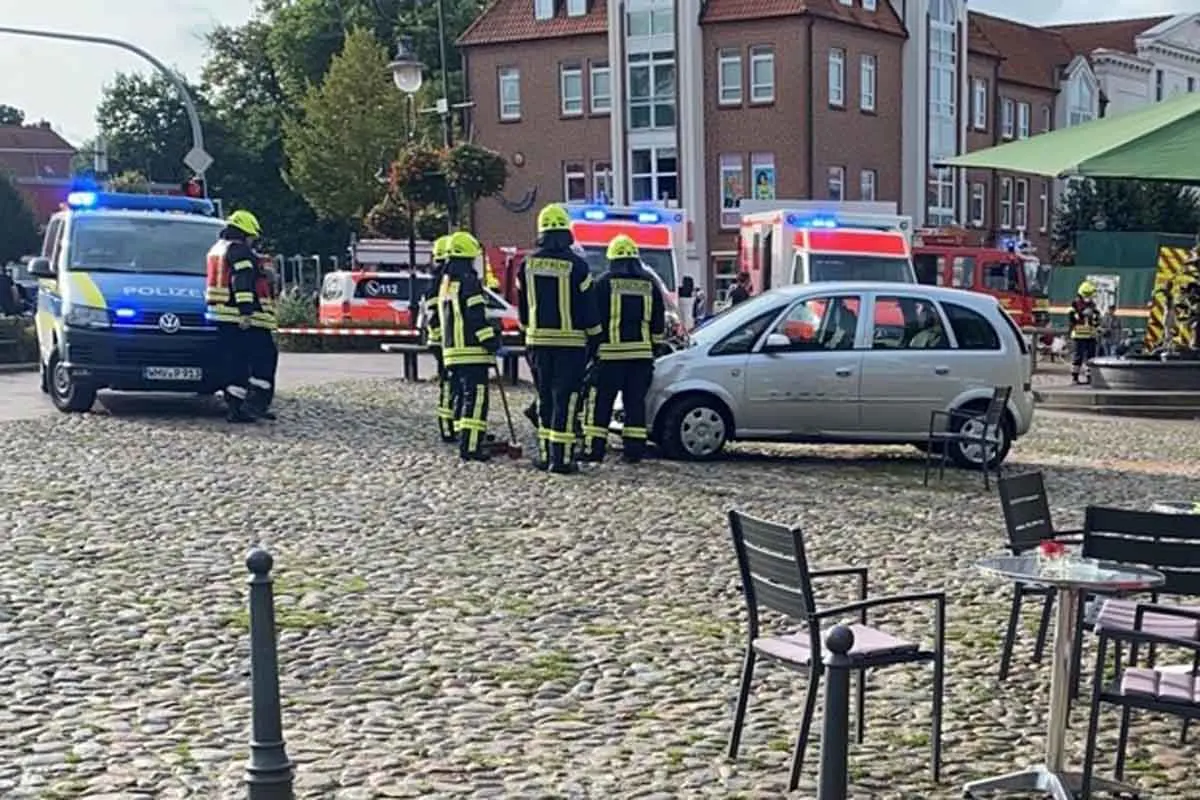 Jever - 92-Jähriger fuhr über Gastronomie-Außenbereich - Zwei Verletzte, Hund tot 