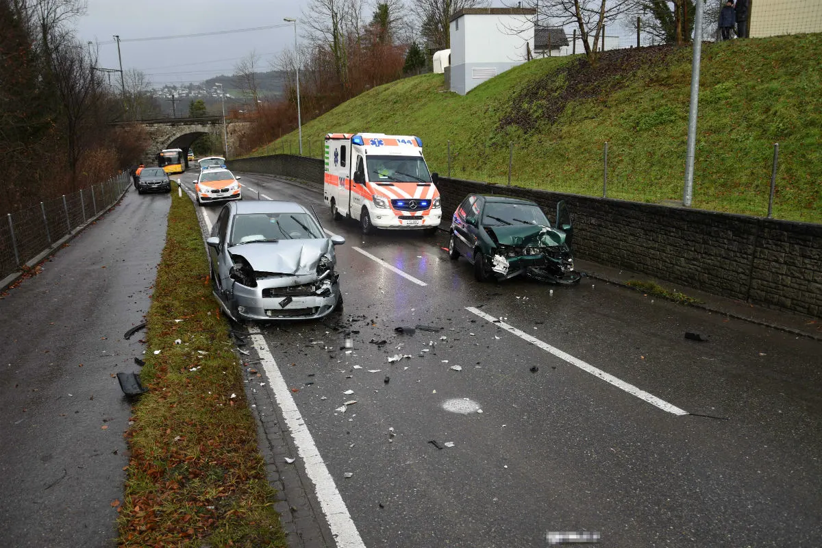Schwarzenbach SG - Zwei Verletzte bei Frontalkollision