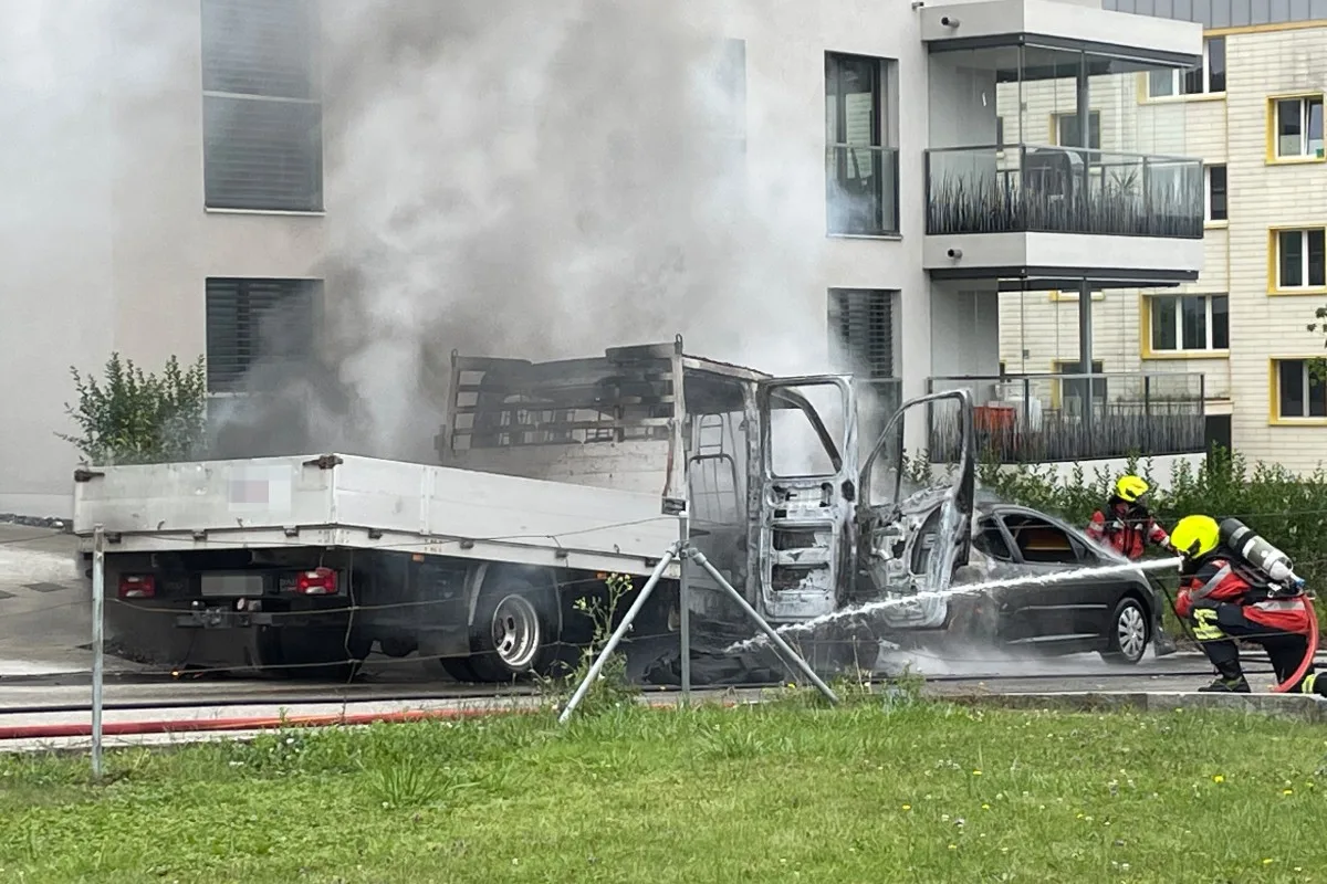 Märstetten TG - Zwei Fahrzeuge in Brand geraten