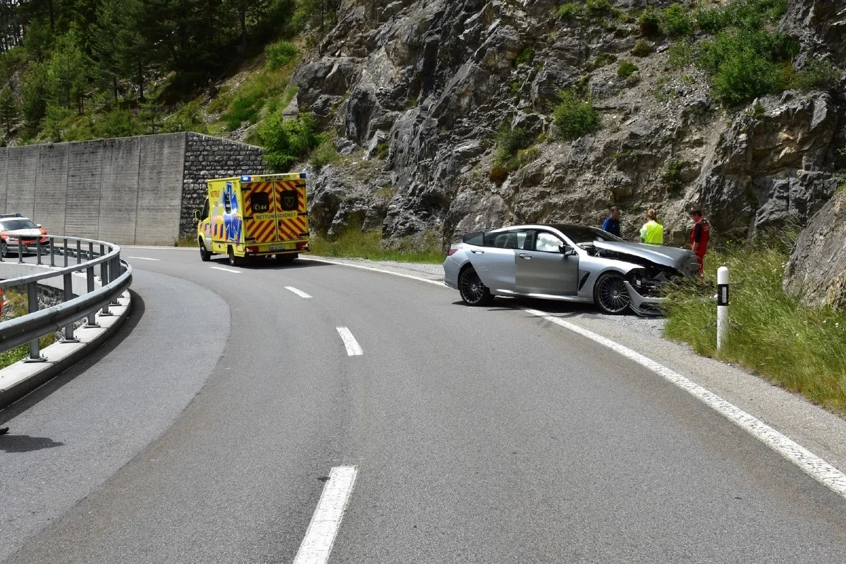 Drama in Schmitten GR - Auto kollidiert mit Felswand – Fahrer leblos gefunden