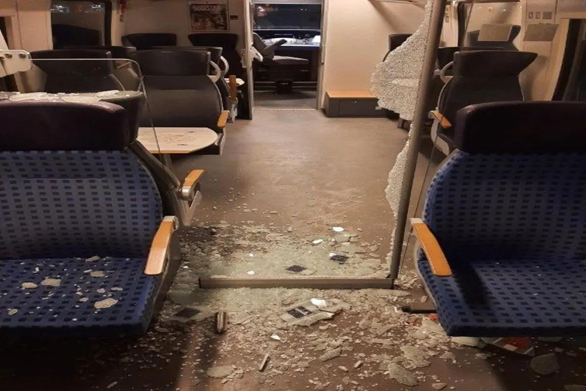 Abgestellter Reisezug in Halle/Saale wird verwüstet