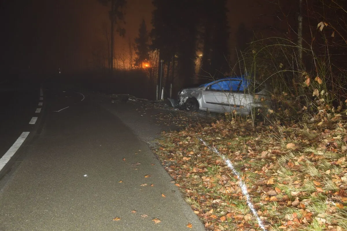 Unfall in Herisau AR – Auto gerät von Fahrbahn ab