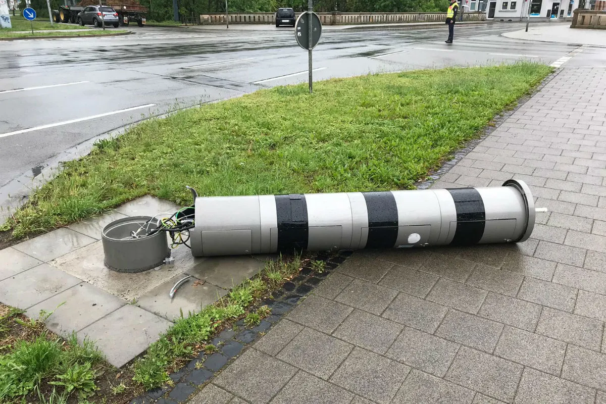 Blitzer umgefahren 