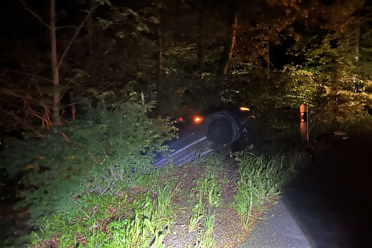 Auto kollidiert mit Baumstrunk in Gebertingen SG