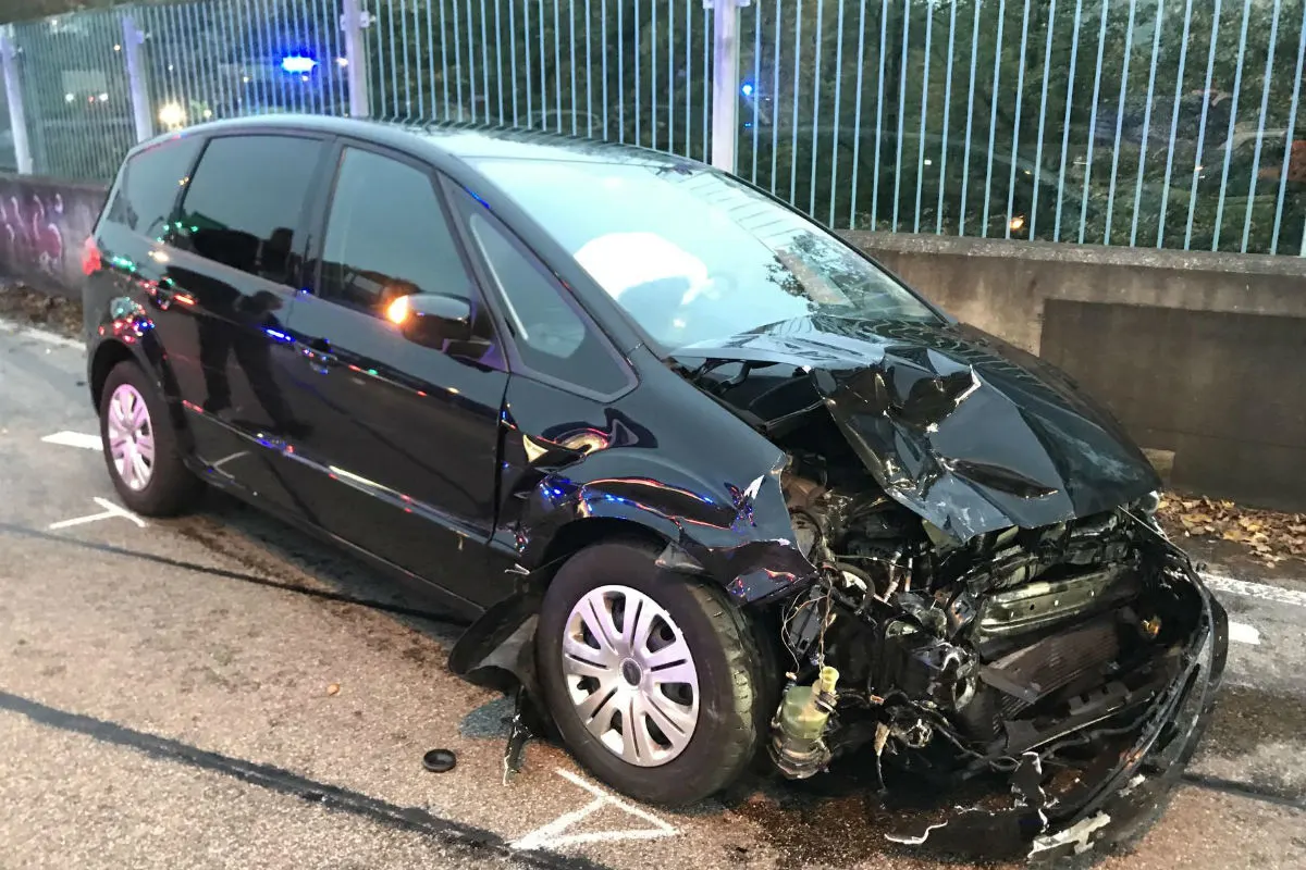 Unfall Muttenz BL - Kollision zwischen zwei Personenwagen - eine Person leicht verletzt