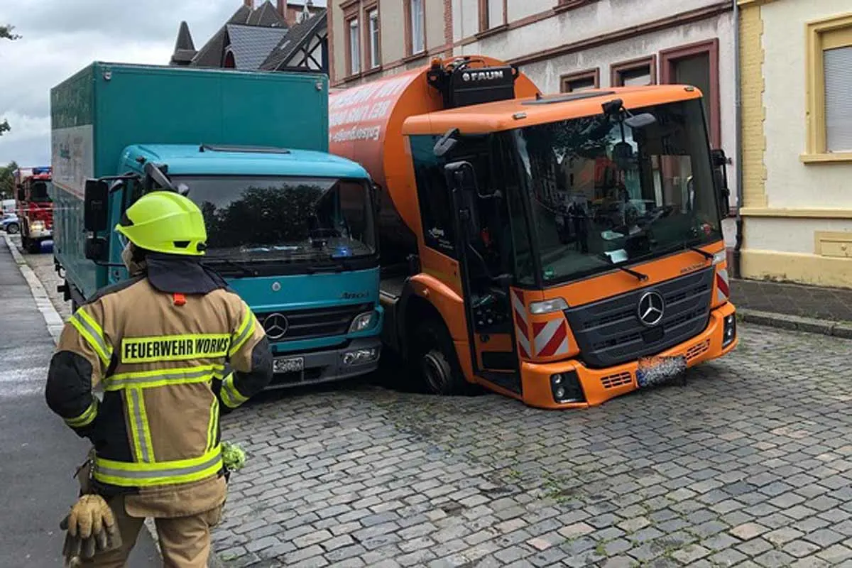Worms - Fahrzeuge brechen in Fahrbahn ein