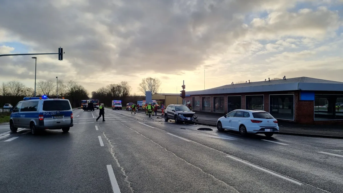 Horneburg – Zwei Autofahrerinnen bei Unfall auf der B73 verletzt