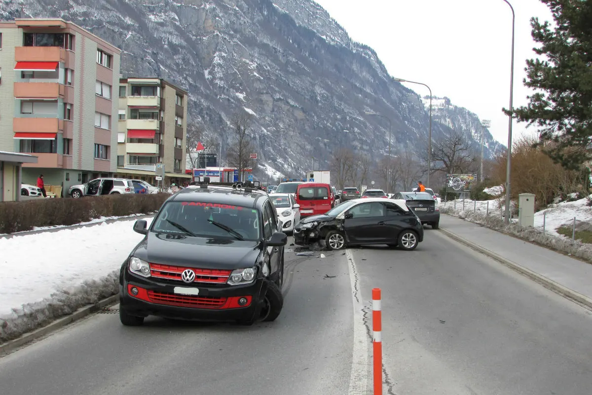 Glarus GL - Auf die Gegenfahrbahn geraten