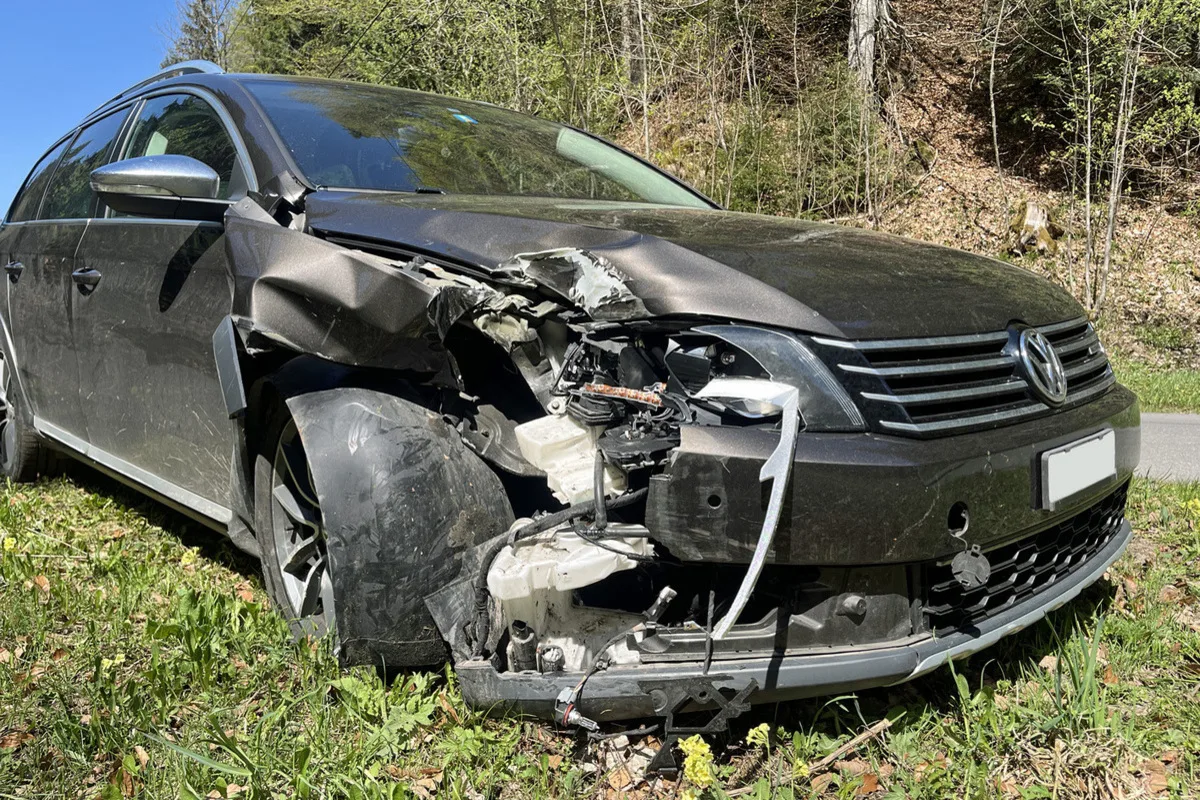 Auto reisst Strommast um – Stromausfall in Entlebuch LU