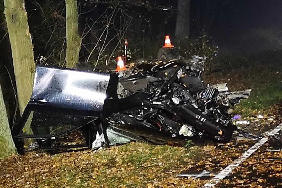 Schwerer Verkehrsunfall mit lebensgefährlich verletzter Person in Uelzen - Junger Fahrzeugführer kommt von der Fahrbahn ab und kollidiert mit Erdwall und Bäume
