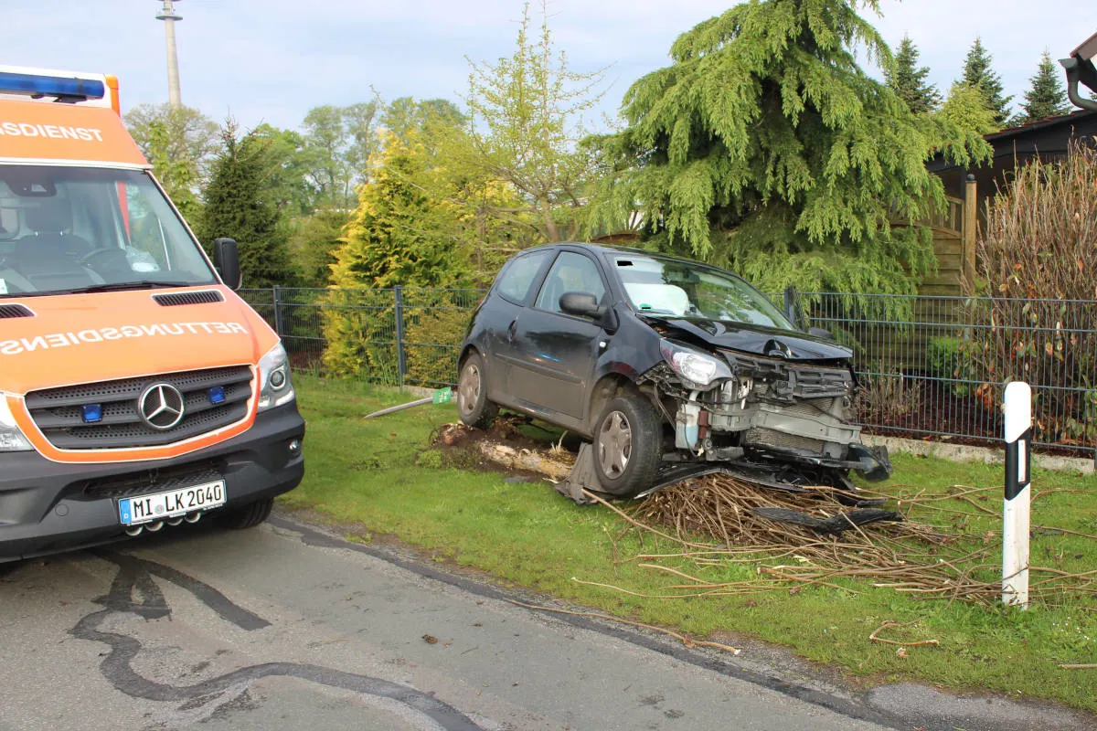 Rahden – Autofahrt endet am Straßenbaum
