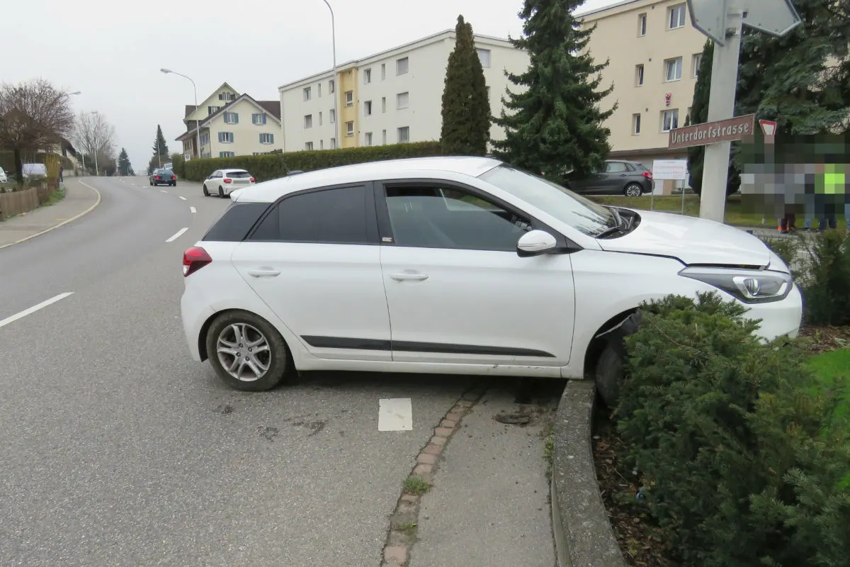 Villmergen AG - Nach Selbstunfall zu Fuss geflüchtet