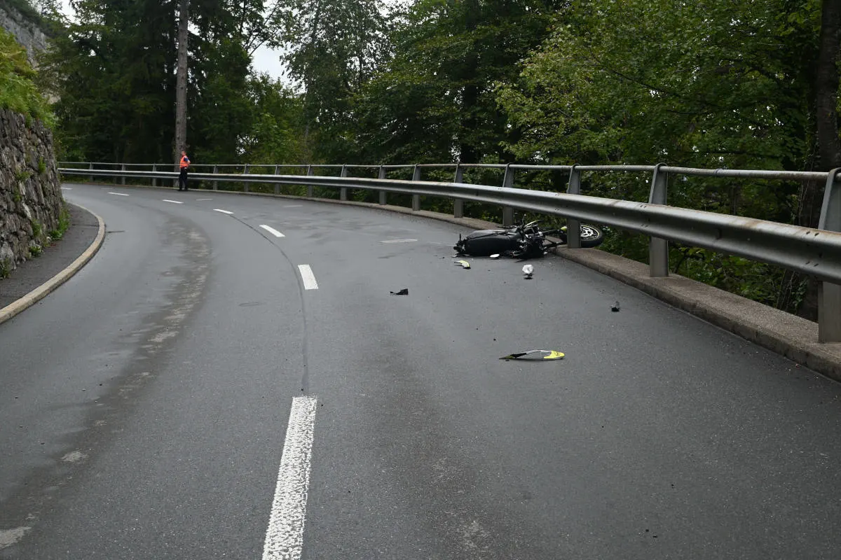 Weesen SG – Mit Motorrad gestürzt und in Leitplanke gekracht