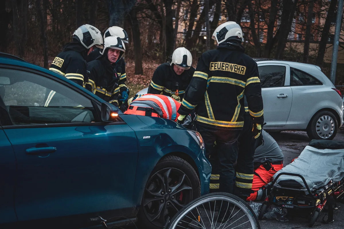 Rostock – Radfahrer nach Kollision unter Auto eingeklemmt