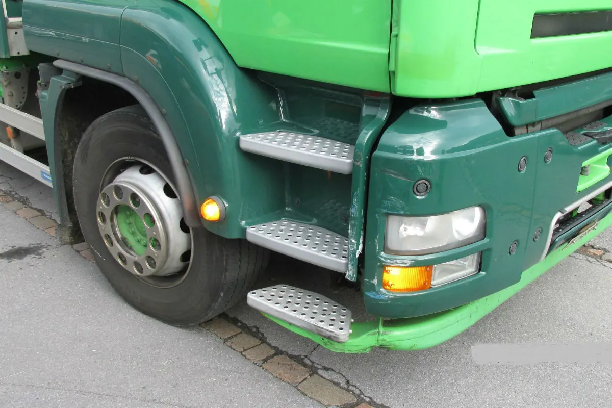Mitlödi GL - Toter Winkel führt zu Verkehrsunfall