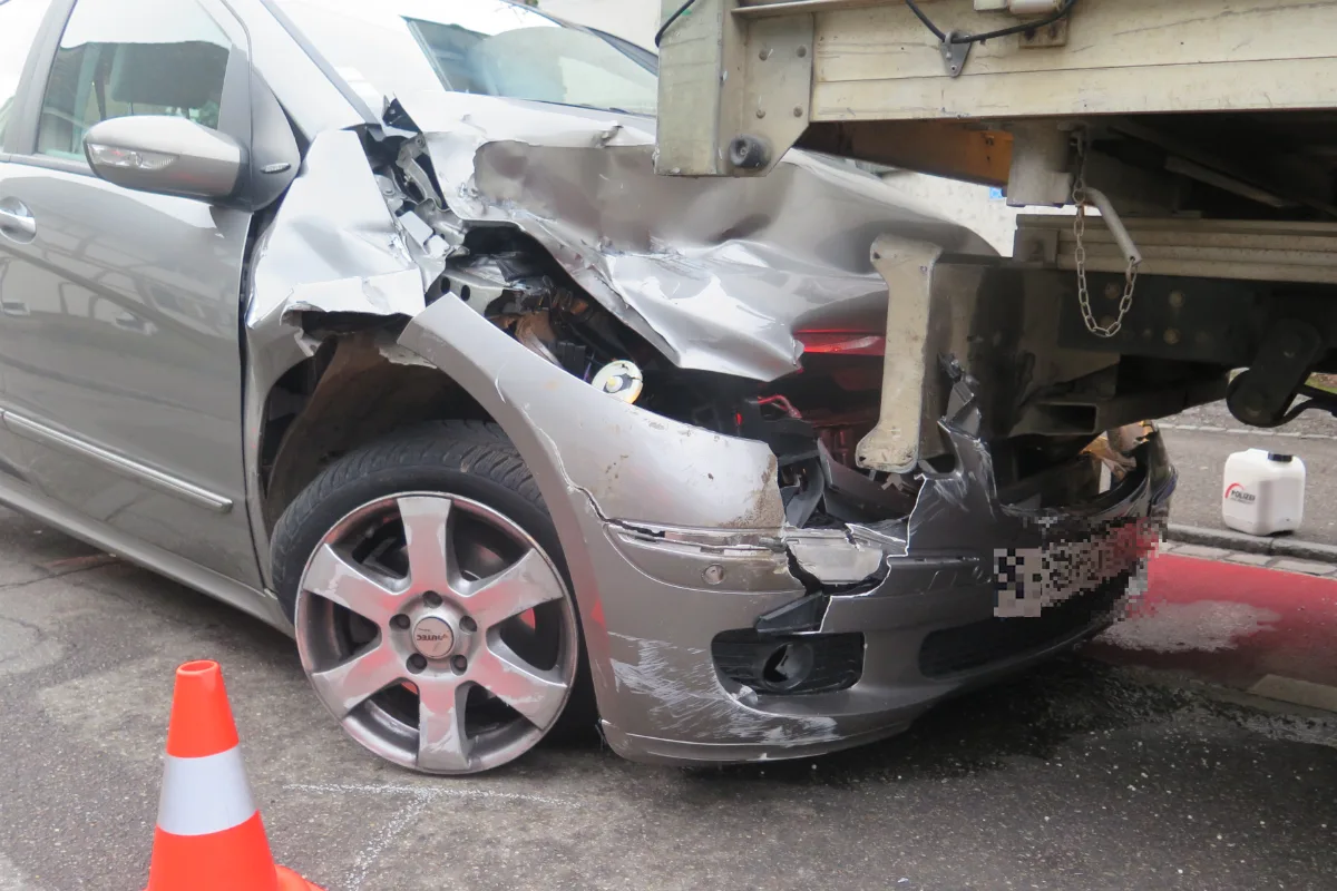 Allschwil BL - Auto fährt auf Lieferwagen auf - Zeugenaufruf