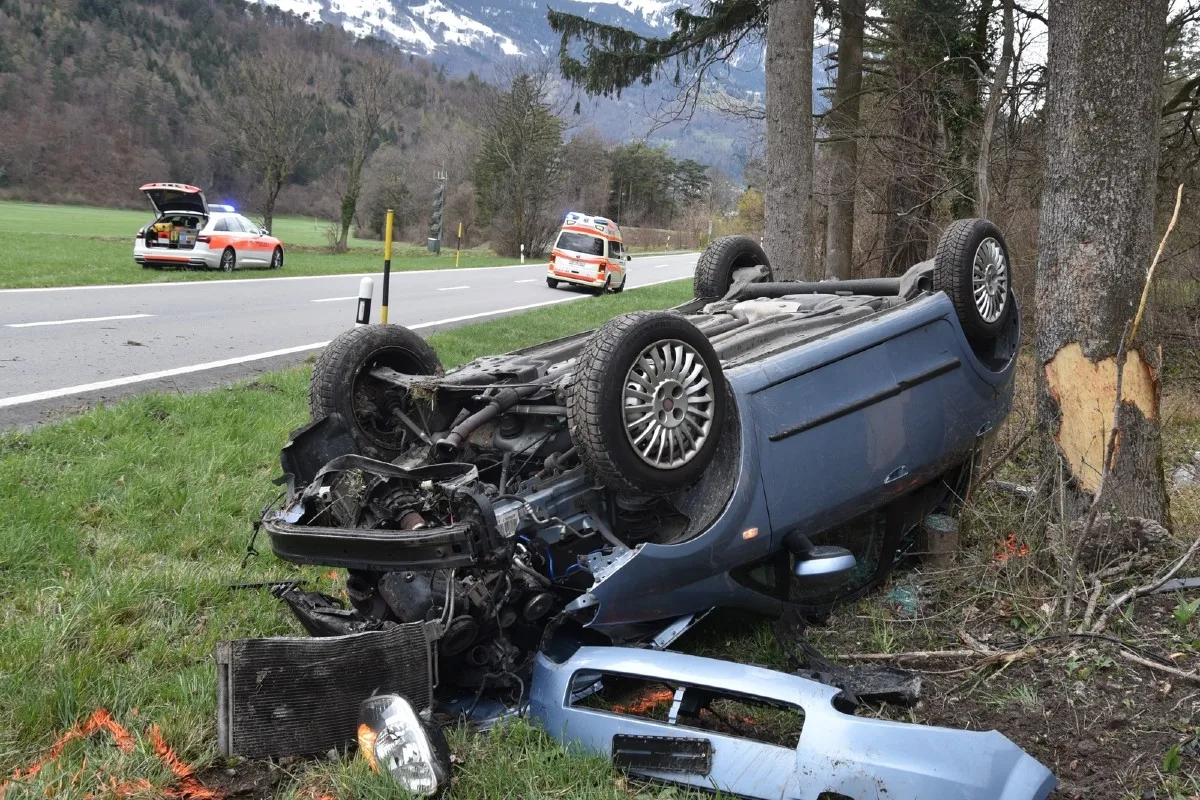 Fläsch GR - Junger Automobilist verliert Herrschaft über seinen Fiat