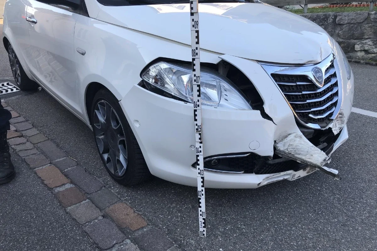 Ziefen BL - Kollision zwischen Personenwagen und Motorrad – Motorradlenkerin verletzt