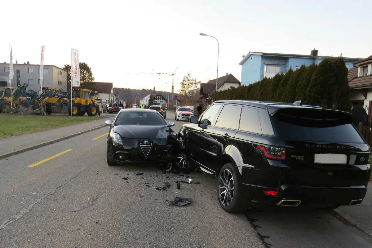 Holziken AG -  Alfa Romeo Lenkerin fährt auf Gegenfahrbahn in Range Rover
