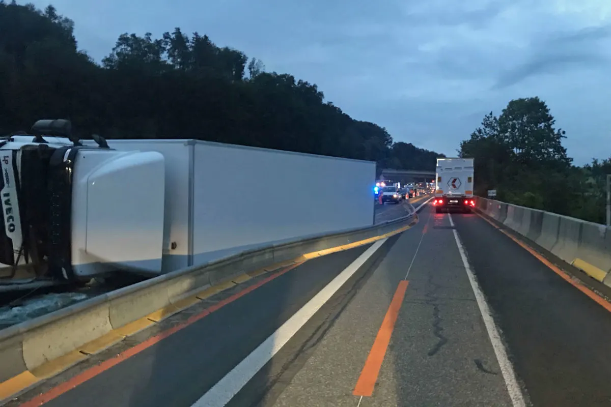 A2/Knutwil LU - Lastwagen kippt zur Seite