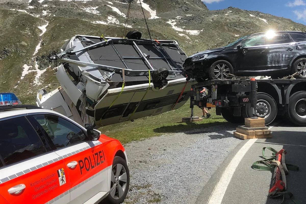 Davos GR – Schwerer Verkehrsunfall zwischen Motorrad und Personenwagen