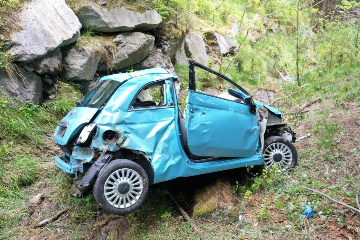St. Peter GR - Fiat 500 kommt von Strasse ab und überschlägt sich 