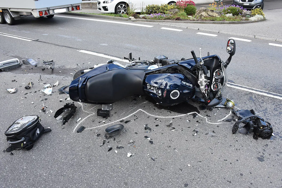 Schwerer Unfall in Bürglen OW – Motorradfahrer nach Kollision verletzt       
