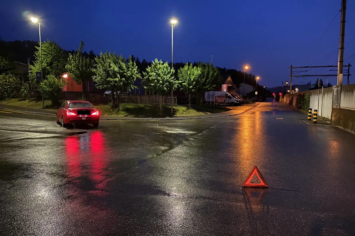 Lausen BL – Personenwagen kollidiert mit Mittelinsel und Signalträger