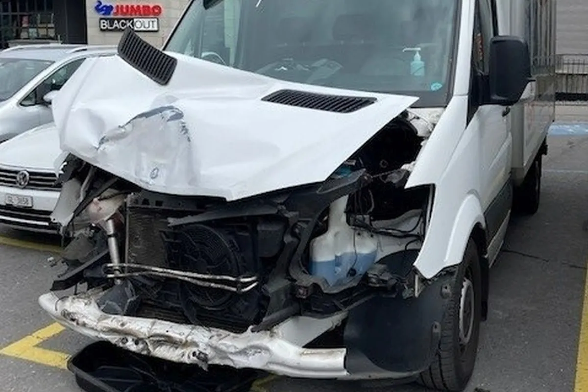 Netstal GL - Unfall mit Lieferwagen