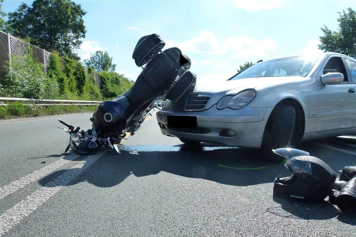 Porta Westfalica – PKW-Fahrer wendet auf Bundesstraße und kollidiert mit Biker