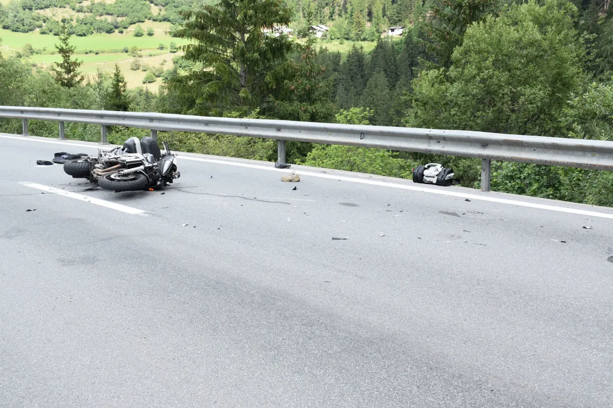 Ramosch GR -  Motorradfahrer verletzt sich bei Selbstunfall