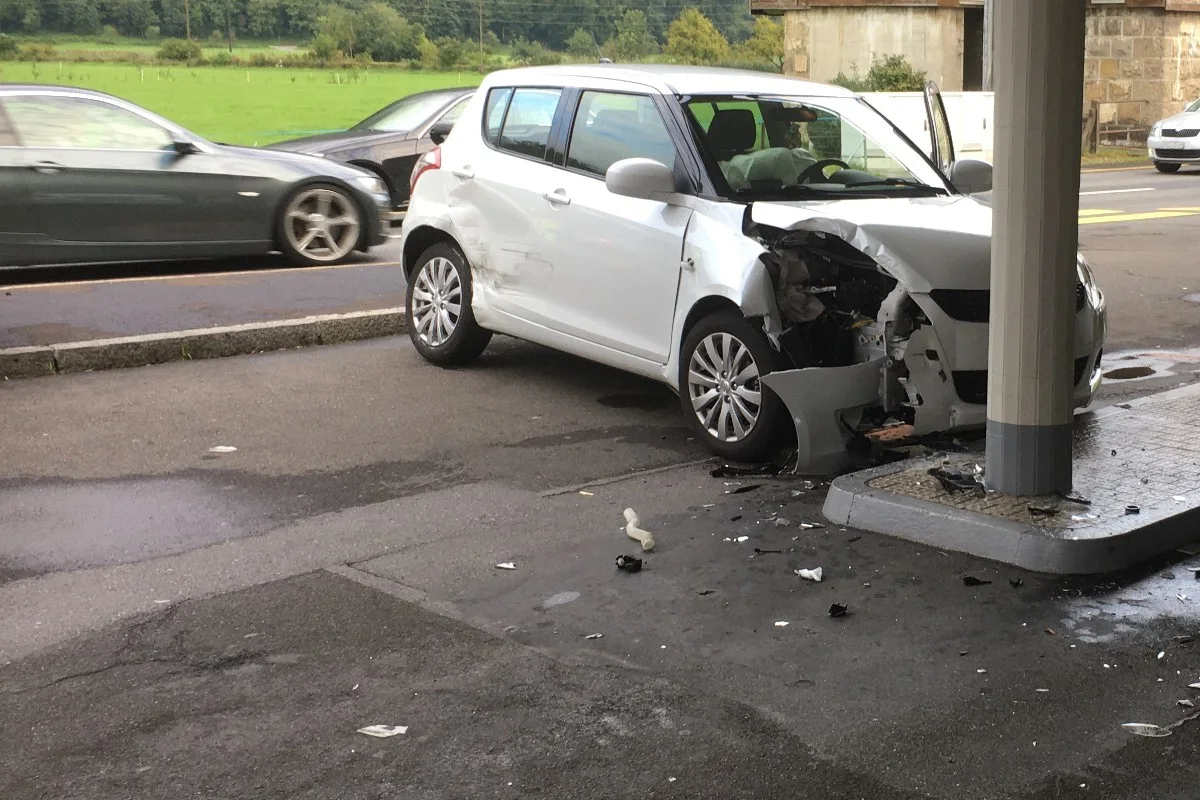 Unfall in Näfels GL  - Vortrittsberechtigtes Auto übersehen - Frau verletzt