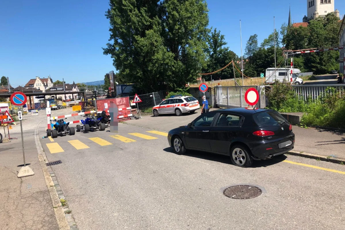 Rorschach SG - Quad prallt in parkierten Alfa Romeo