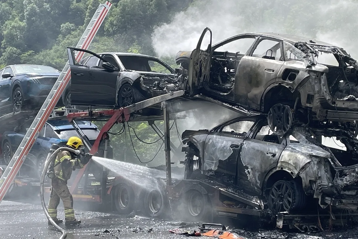 Soazza GR - A13 nach Brand eines Autotransporters komplett gesperrt