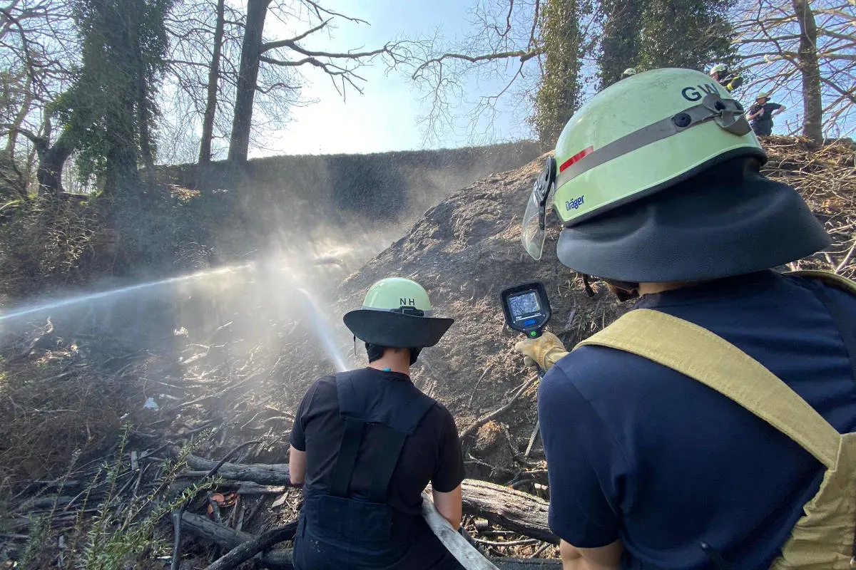 Wetter (Ruhr) - Feuerwehren bekämpfen Waldbrand