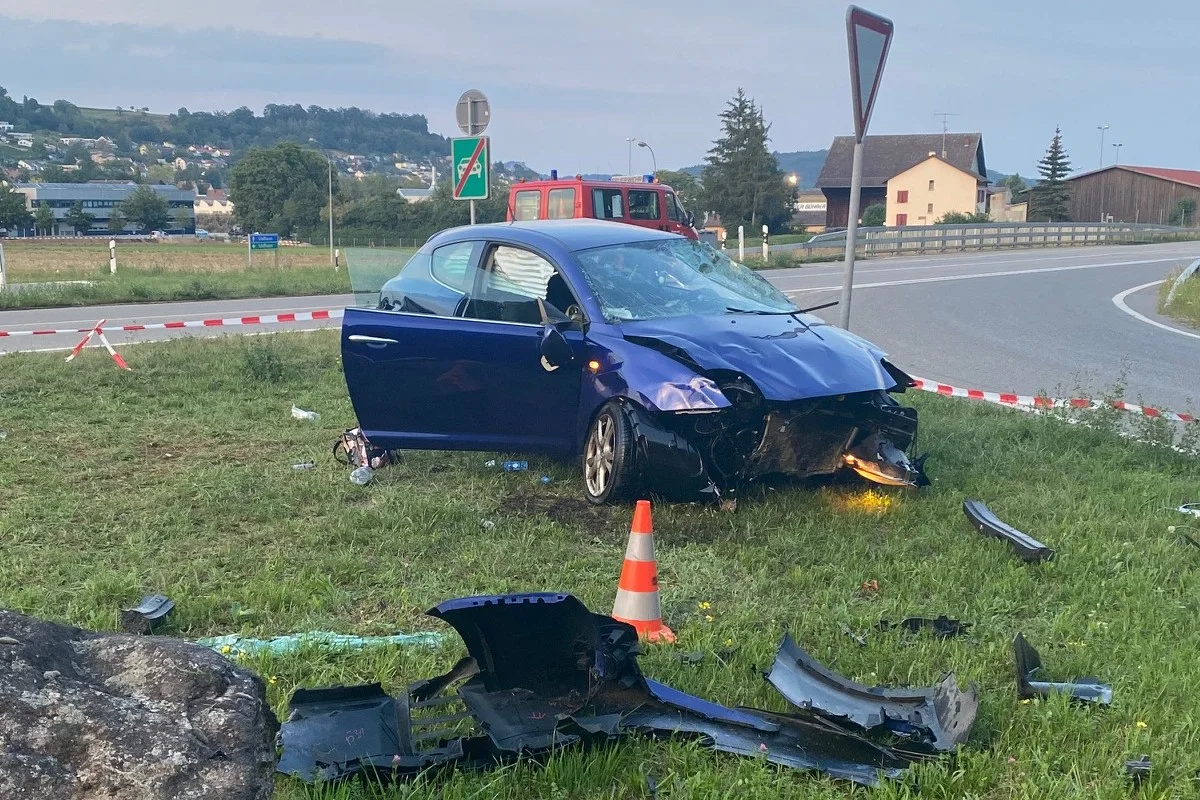 Spektakulärer Selbstunfall in Thayngen SH - Fahrzeug überschlägt sich nach Kollision mit Findling