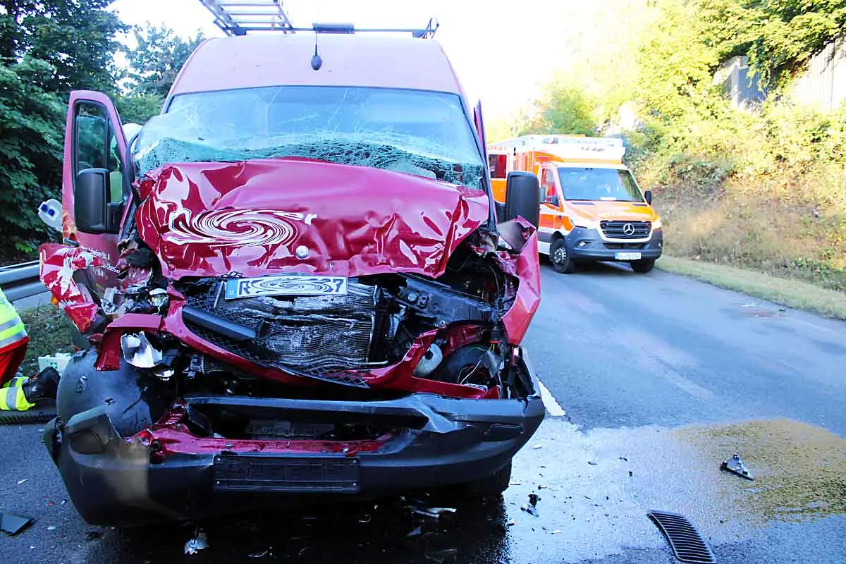 Wermelskirchen - Zwei Schwerverletzte bei Auffahrunfall