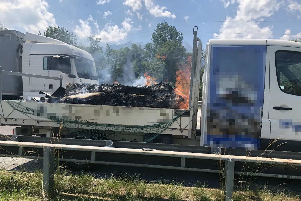  Buchs SG - Ladung auf Lieferwagen in Brand geraten