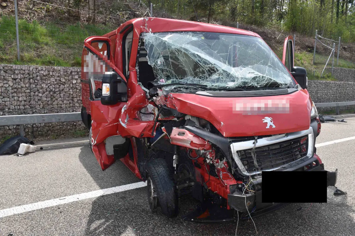 A1 bei Gunzgen SO – Lieferwagen kollidiert mit Sattelschlepper und Leitplanke