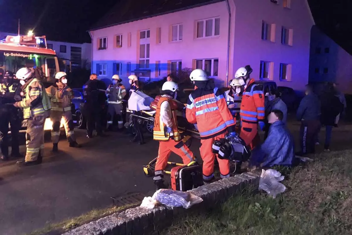 Kellerbrand in Mehrfamilienhaus in Bergisch Gladbach - Drei Bewohner im Krankenhaus