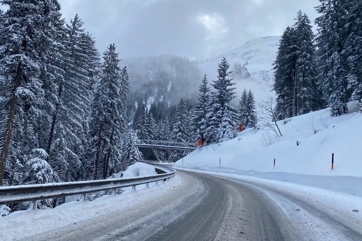 Polizeiticker auf der Strasse - Viel Neuschnee in den Alpen und Voralpen