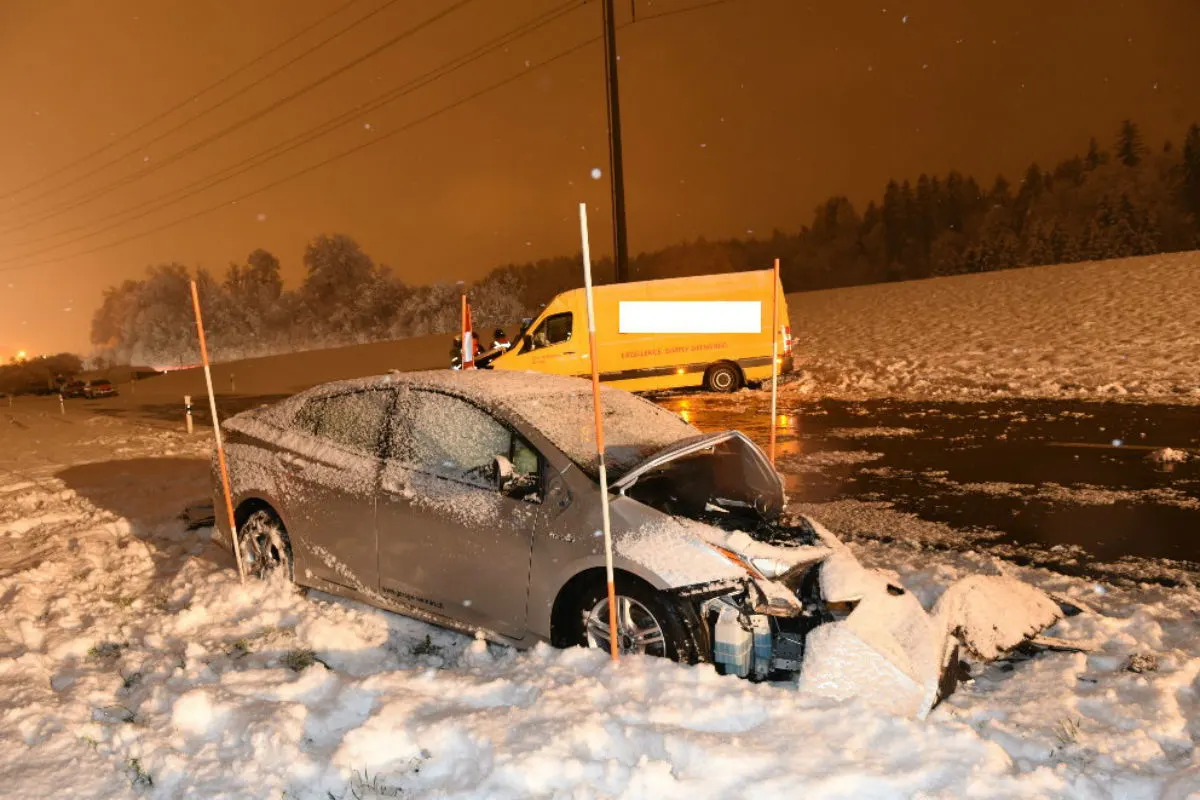 Knonau ZH - Verkehrsunfall fordert zwei Verletzte