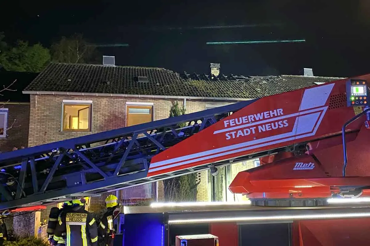 Neuss - Tote Person aus brennendem Reihenhaus geborgen